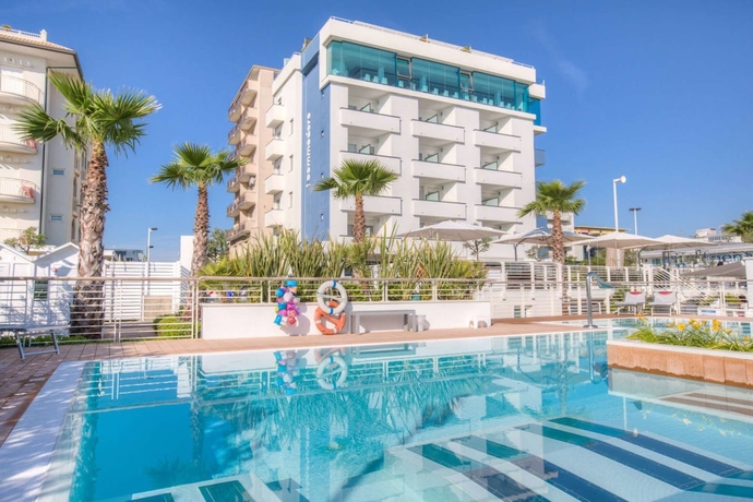 Imagen de la piscina del Hotel Commodore, Riccione. Foto 16