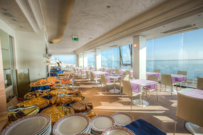 Imagen del bar/restaurante del Hotel Commodore, Riccione. Foto 6