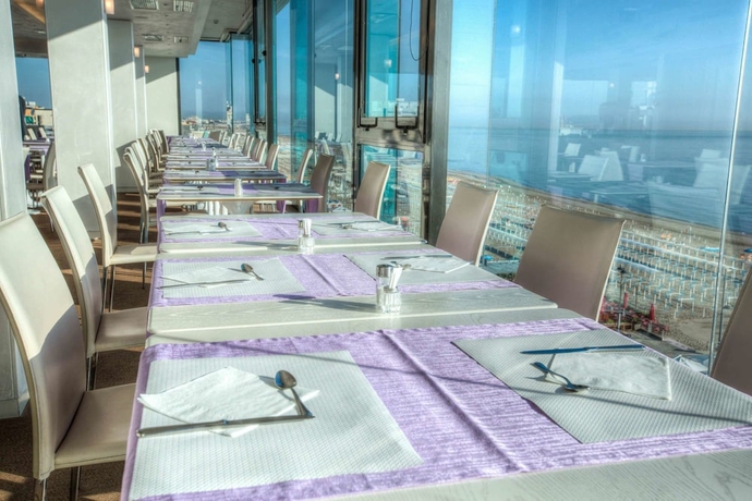 Imagen del bar/restaurante del Hotel Commodore, Riccione. Foto 7