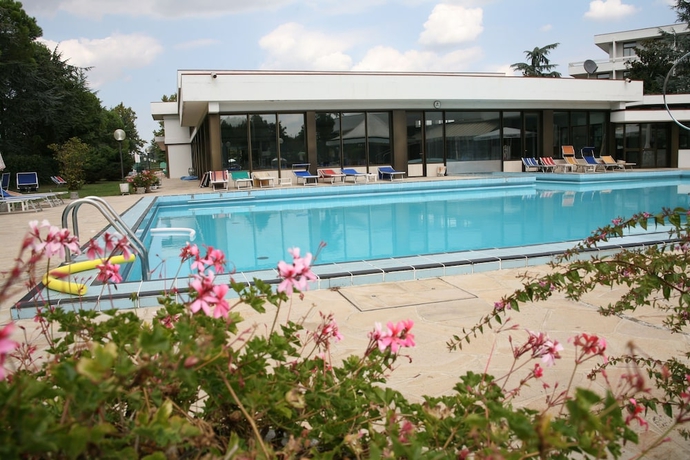 Imagen de la piscina del Hotel Commodore Terme. Foto 17