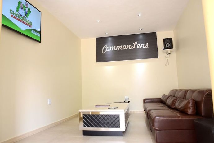Imagen de los interiores del Hotel Commonlens Inn.. Foto 10