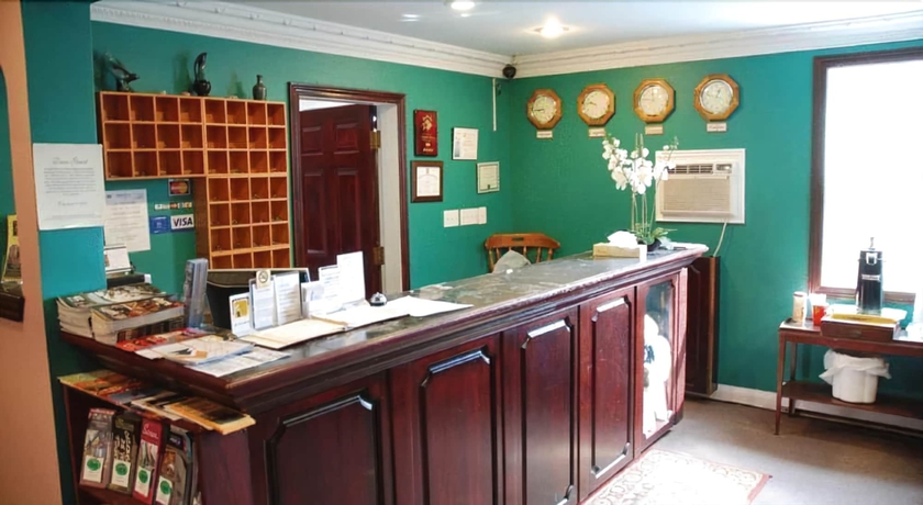 Imagen de los interiores del Hotel Commons Inn. Foto 19