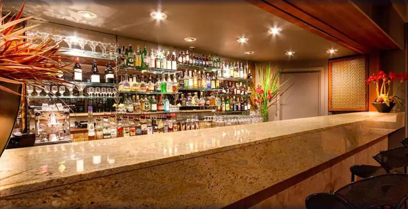 Imagen del bar/restaurante del Hotel Como Court by Crest. Foto 2