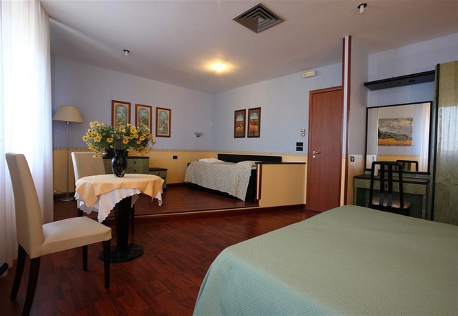 Imagen de la habitación del Hotel Como, Siracusa. Foto 10