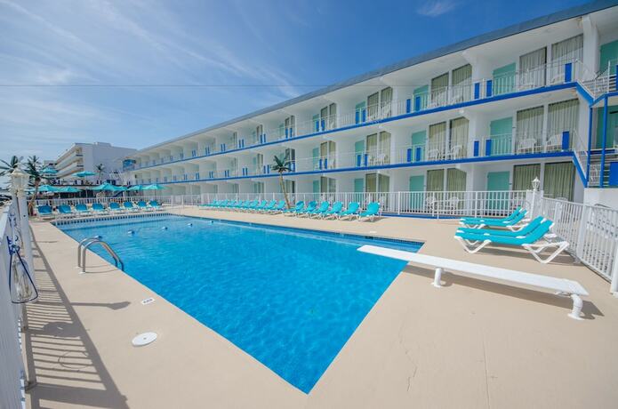 Imagen de la piscina del Hotel Compass Family Resort. Foto 21