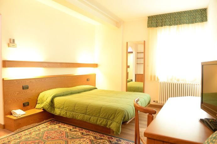 Imagen de la habitación del Hotel Compet. Foto 13