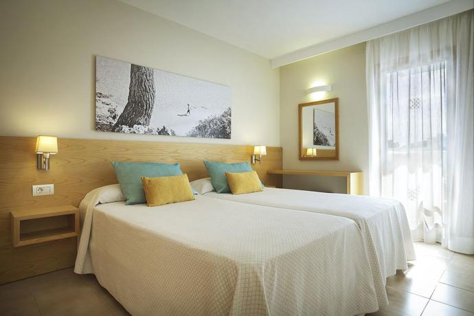 Imagen de la habitación del Hotel Complejo Inturotel Esmeralda Park/Cala Azul Park. Foto 4