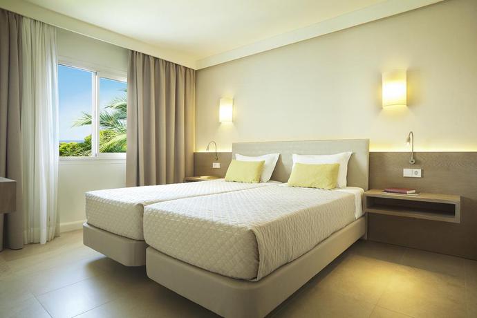 Imagen de la habitación del Hotel Complejo Inturotel Esmeralda Park/Cala Azul Park. Foto 5