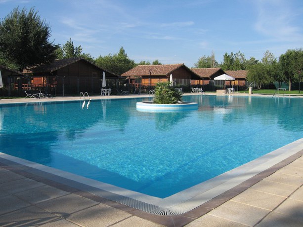Imagen de la piscina del Hotel Complejo La Cigüeña. Foto 10