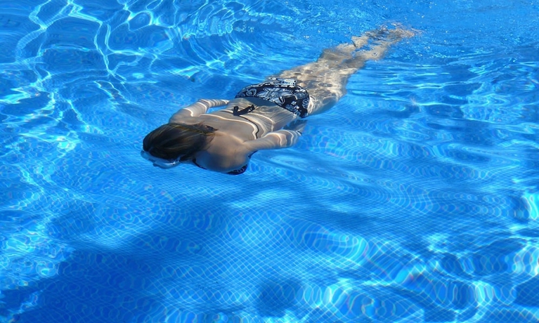 Imagen de la piscina del Hotel Complejo La Villa Don Quijote. Foto 17