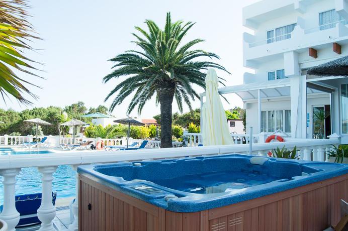 Imagen de la piscina del Hotel Complejo Lago Playa. Foto 20