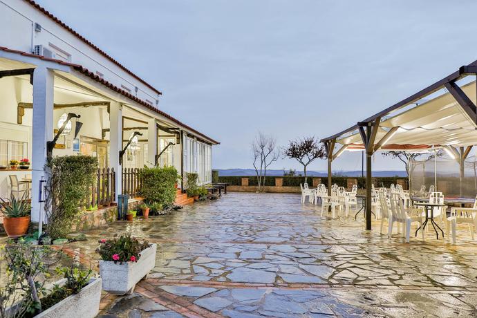 Imagen de los exteriores del Hotel Complejo Los Veneros 1*. Foto 7