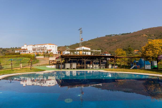 Imagen de la piscina del Hotel Complejo Los Veneros 1*. Foto 11