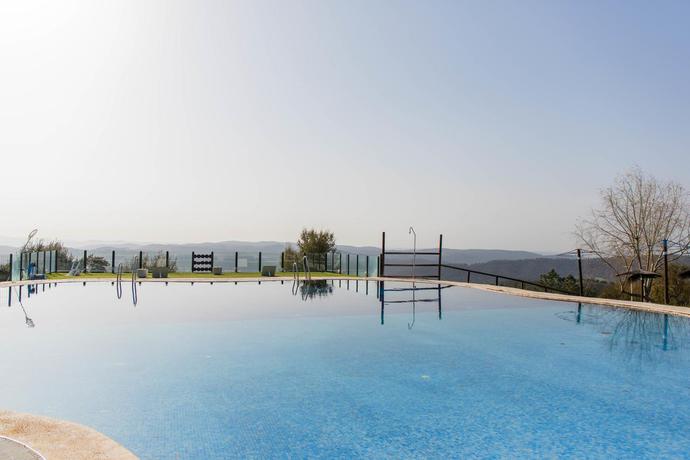 Imagen de la piscina del Hotel Complejo Los Veneros 1*. Foto 12