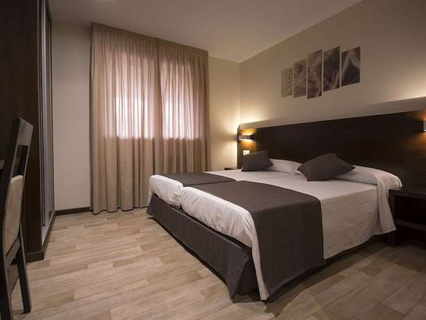 Imagen de la habitación del Hotel Complejo O Pi&ntilde;eiral. Foto 7