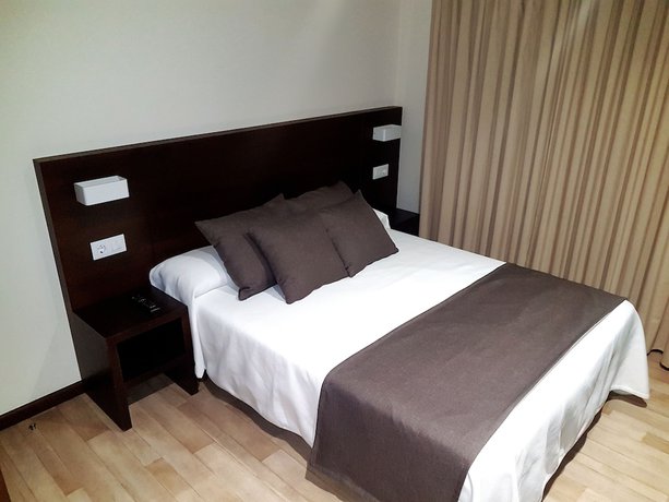Imagen de la habitación del Hotel Complejo O Pi&ntilde;eiral. Foto 14