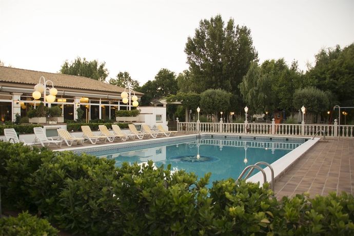 Imagen de la piscina del Hotel Complejo Paris. Foto 16