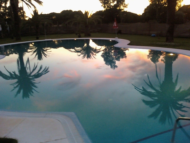 Imagen de la piscina del Hotel Complejo Pequeño Rocío - Hostel. Foto 19