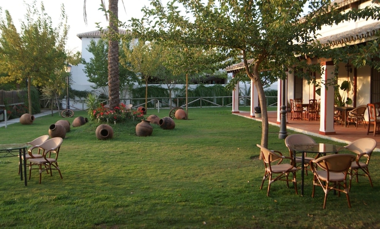 Imagen de los exteriores del Hotel Complejo Pequeño Rocío - Hostel. Foto 12