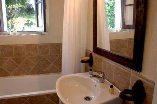 Imagen de la habitación del Hotel Complejo Tajo Del Águila. Foto 5