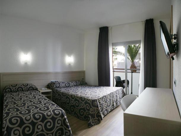 Imagen de la habitación del Hotel Complejo Tossa Beach Center. Foto 4