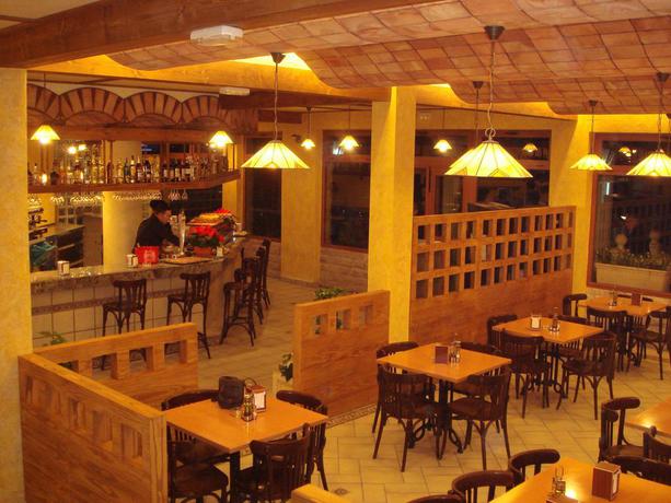 Imagen del bar/restaurante del Hotel Complejo Turistico La Pinada. Foto 3