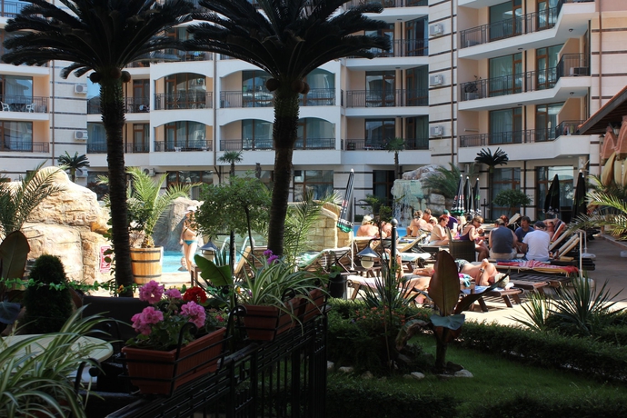 Imagen de los exteriores del Hotel Complex Karolina. Foto 8