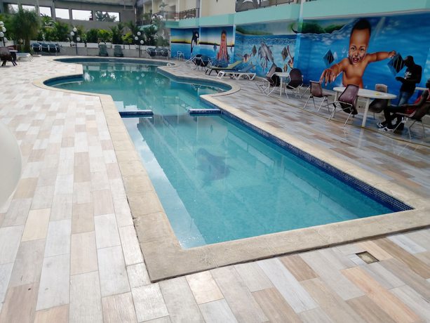 Imagen de la piscina del Hotel Complexe H&ocirc;telier Asthoria palace. Foto 12