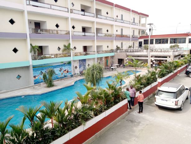 Imagen de la piscina del Hotel Complexe H&ocirc;telier Asthoria palace. Foto 13