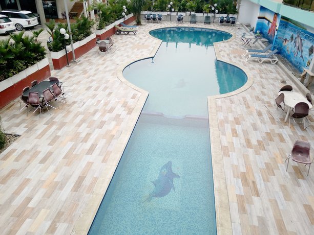 Imagen de la piscina del Hotel Complexe H&ocirc;telier Asthoria palace. Foto 15