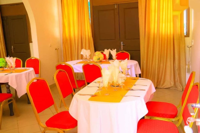 Imagen del bar/restaurante del Hotel Complexe H&ocirc;telier Food And Business. Foto 4