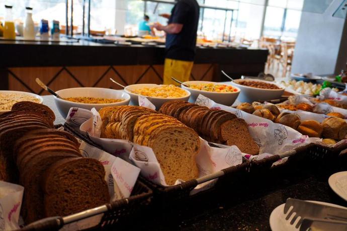 Imagen del bar/restaurante del Hotel Complexo Eco Cataratas Resort by San Juan. Foto 2