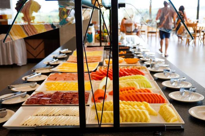 Imagen del bar/restaurante del Hotel Complexo Eco Cataratas Resort by San Juan. Foto 3