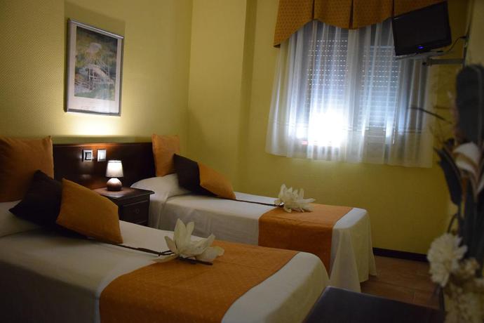 Imagen de la habitación del Hotel Complutense. Foto 4