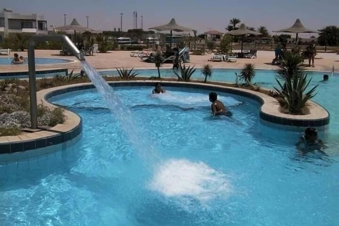Imagen de la piscina del Hotel Concorde Royal Beach Resort. Foto 19