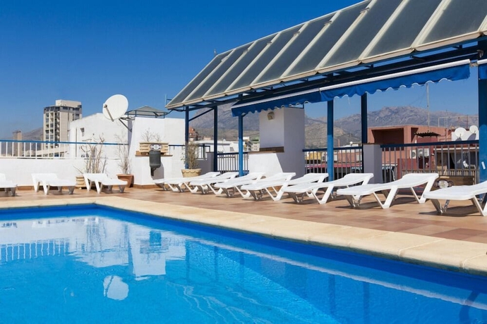Imagen de la piscina del Hotel Condal, Benidorm. Foto 18