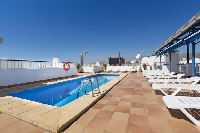 Imagen de la piscina del Hotel Condal, Benidorm. Foto 19