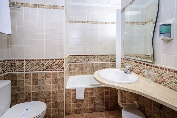 Imagen de la habitación del Hotel Condal, Benidorm. Foto 14
