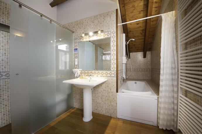 Imagen de los interiores del Hotel Conde Aznar. Foto 13