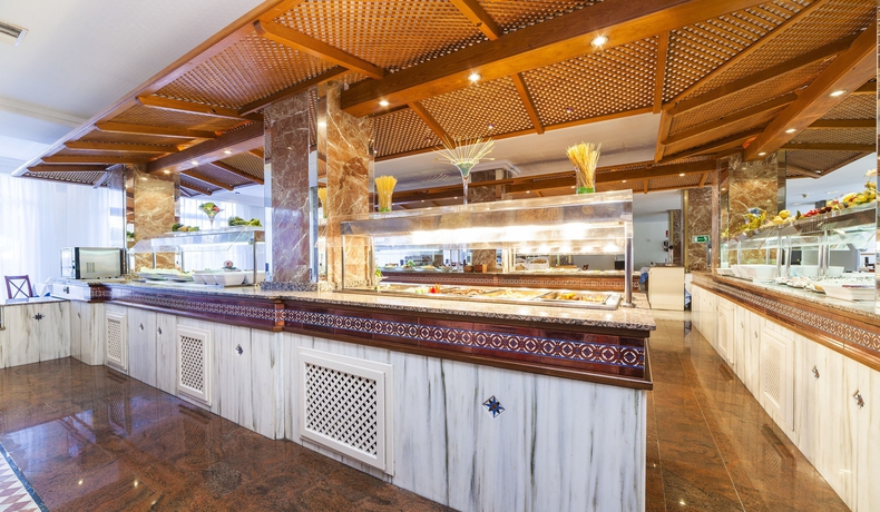 Imagen del bar/restaurante del Hotel Condes De Alcudia. Foto 3