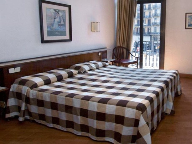 Imagen de la habitación del Hotel Condestable, Plaza Catalunya. Foto 4