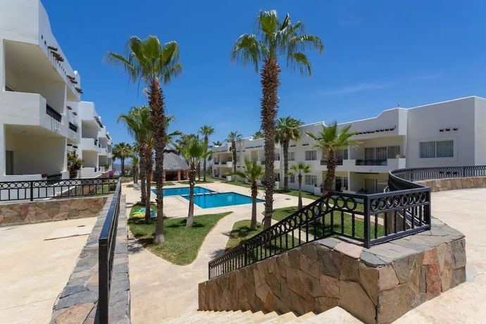 Imagen de la piscina del Hotel Condo Dora by TRVL2HM. Foto 10