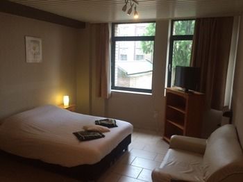 Imagen de la habitación del Hotel Condo Gardens Brussels. Foto 8