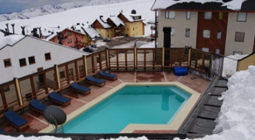 Imagen de la piscina del Hotel Condominio La Parva. Foto 7