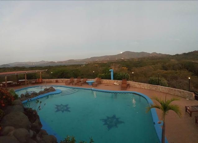 Imagen de la piscina del Hotel Condor Lodge. Foto 19