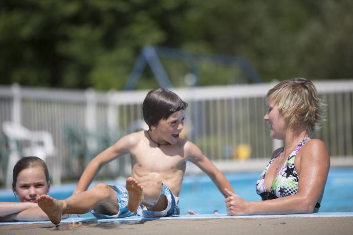 Imagen de la piscina del Hotel Condos and Stoneham. Foto 19