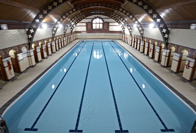 Imagen de la piscina del Hotel Conference Aston. Foto 15