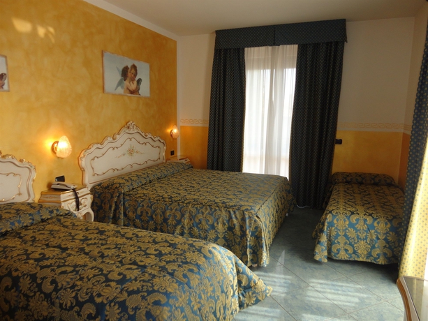 Imagen de la habitación del Hotel Confine. Foto 3