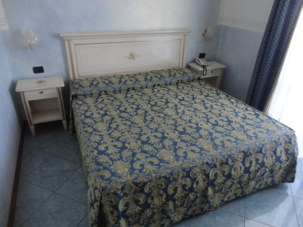 Imagen de la habitación del Hotel Confine. Foto 4