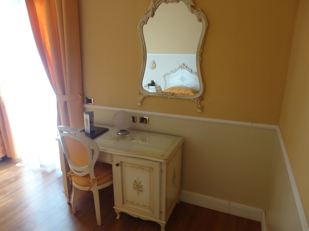 Imagen de la habitación del Hotel Confine. Foto 6